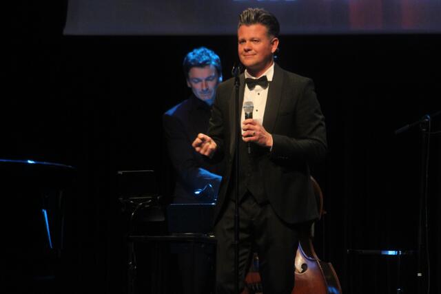 Gernot Pachernigg interpretierte die größten Hits des Entertainers Peter Alexander. | Foto: MeinBezirk/Hofmüller