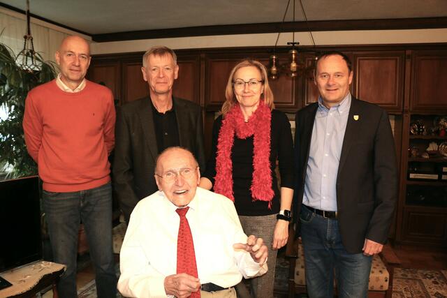 vlnr: DI Reinhard Drechsler, Bezirkshauptmann Peter Suchanek, Sonja Beye, Bürgermeister Thomas Ram, Jubilar Richard Effenberger | Foto: Stadtgemeinde Fischamend