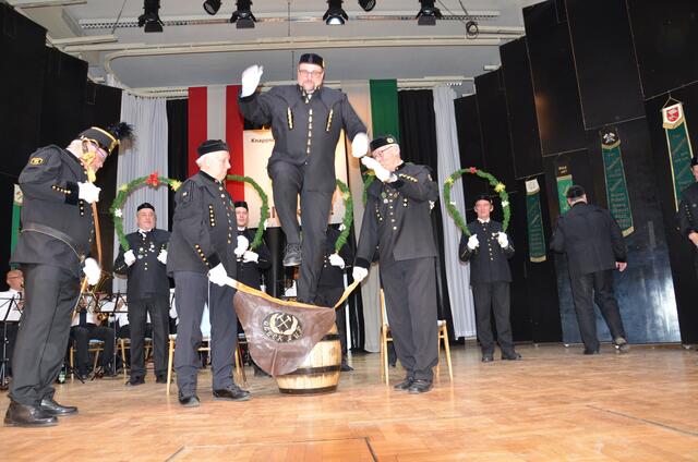 Markus Brunnhofer beim Sprung über das Arschleder. | Foto: Oblak