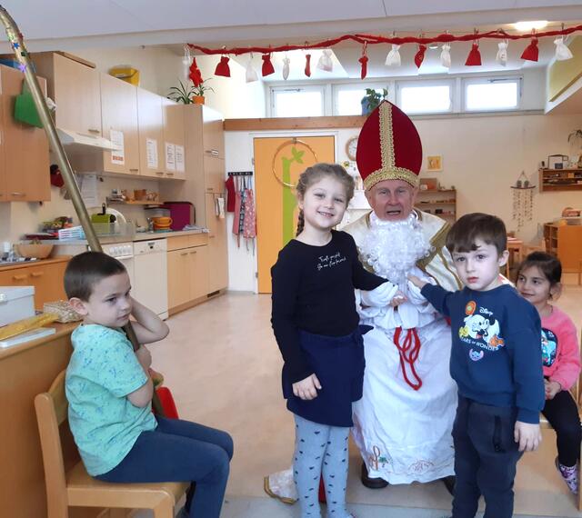 Nikolaus mit Nico, Aleyna, Belmin und Selin. | Foto: Caritas