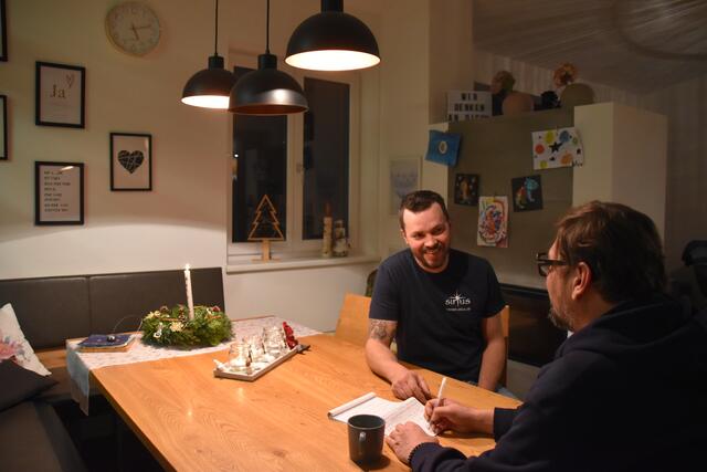 Manuel Haselsteiner aus Steinakirchen erklärt Redakteur Roland Mayr, wie man mit einer Stammzellen-Typisierung Leben retten kann. | Foto: Astrid Haselsteiner