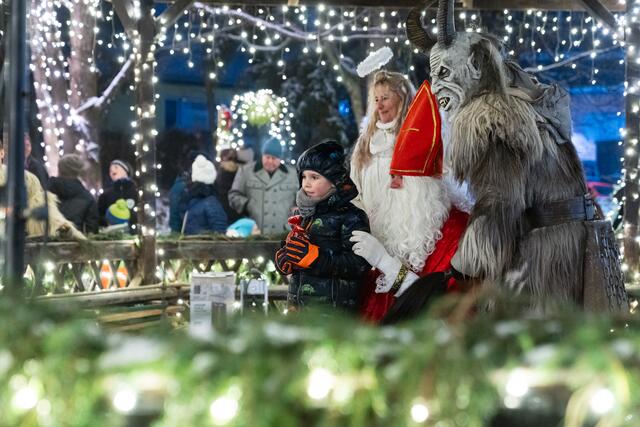Krampus, Nikolaus und ein Engerl: Das Eröffnungswochenende des Adventmarktes im Schlosspark Stibichhofen hielt die ein oder andere Überraschung bereit.  | Foto: Harald Tauderer