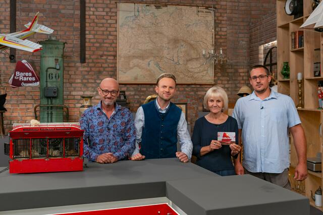 Mario Hämmerle, Willi Gabalier und Verkäufer Christa Paltram und Kevin Paltram mit dem Objekt "Zirkusanhänger". | Foto: Servus TV