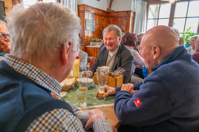 Der Bischof ließ sich auch die Kesselheiße beim Schölli in Kirchdorf nicht entgehen. | Foto: Jack Haijes