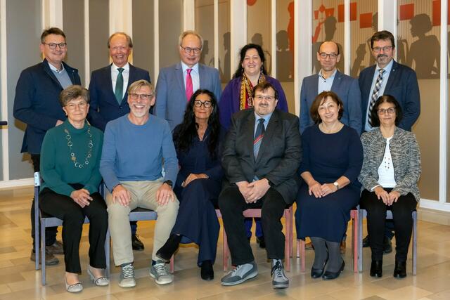 30-jähriges und 40-jähriges Dienstjubiläum
1. Reihe sitzend von li n re
Gertraud Jenschik (Intensiv, 40 Jahre), Eduard Drlo (Intensiv, 30 Jahre), Maria Reininger-Bäck
(Dialyse, 30 Jahre), Stefan Reininger (Portier, 30 Jahre), Sabine Neunteufl (Betriebsrat, 40 Jahre),
Doris Greßl (Allg. Ambulanz, 40 Jahre)
2. Reihe stehend von li n re
Franz Linsbauer (Abg. zum NÖ Landtag), Dr. Andreas Reifschneider (Geschäftsführer Gesundheit
Waldviertel GmbH), Prim. Univ.-Prof. Dr. Martin Breitenseher (Ärztlicher Direktor), Mag. Elisabeth
Klang (Pflegedirektorin), Mag. Franz Huber (Kaufmännischer Direktor), Bürgermeister Mag.
Gerhard Lentschig | Foto: Klinikum Horn