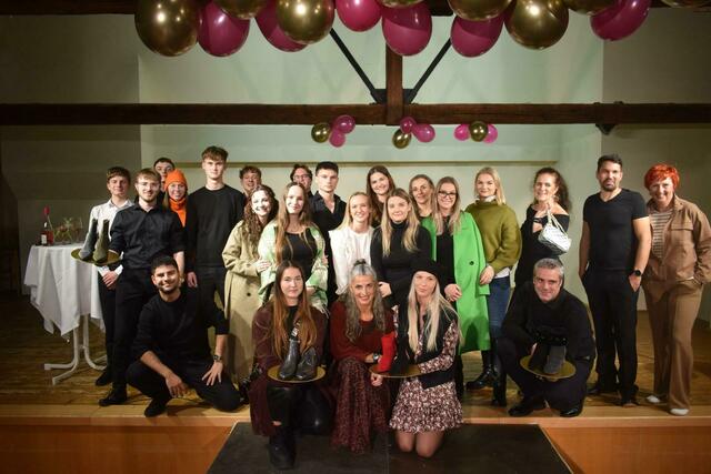 Alle Schüler - und Lehrer Models und vorne von li. Ema Kezniklova, Mag. Daniela Höllinger, Anita Vodova  | Foto: Höllinger