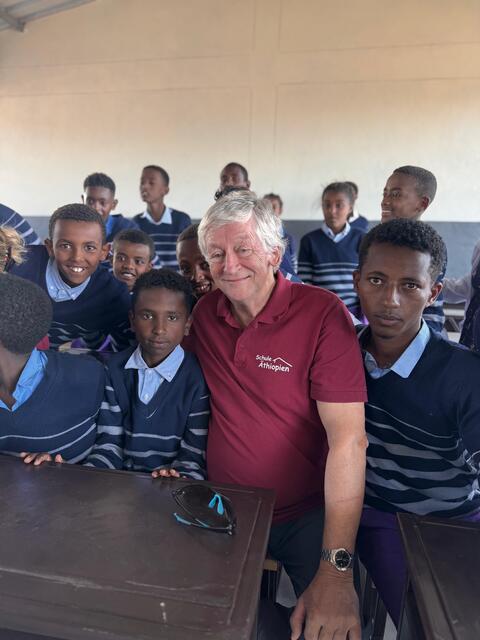 Peter Krasser unter den Schülern an der Ginchi Higher Primary School. | Foto: MfM