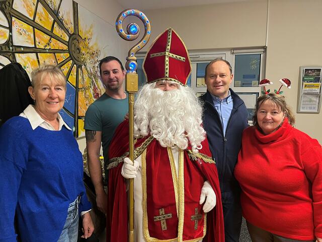 vlnr: StR Astrid Taschner, StR Thomas Bäuml, Nikolo mit Helferin Erika, BGM Thomas Ram | Foto: Stadtgemeinde Fischamend