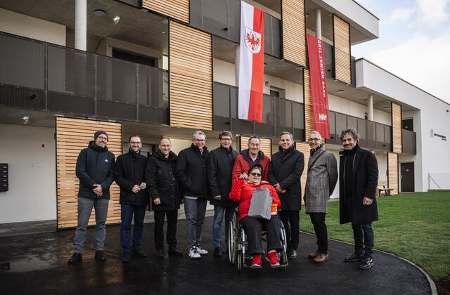 Strahlende Gesichter bei der Wohnungsübergabe in Bad Häring (v.li.): Markus Langer (Baufirma Swietelsky), Landtagsabgeordneter Sebastian Kolland, Pfarrer Stefan Schantl, NHT-Geschäftsführer Johannes Tratter, Bürgermeister Hermann Ritzer, Landtagsabgeordneter Christian Kovacevic, Werner Drexler (Verein Arbeiterheim) und Architekt Florian Schedle mit den neuen Bewohnern Marianne und Hermann Weissenbacher. | Foto: NHT/Oss