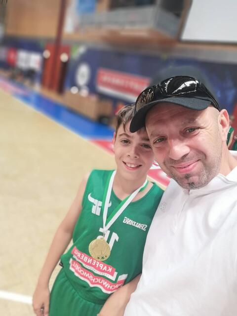 Elmir Hujdurovic mit seinem Sohn Arian. | Foto: Hujdurovic