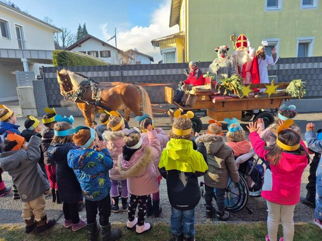 Der Nikolaus hielt am 5. Dezember an elf Stationen, unter anderem auch beim Kindergarten Lindenallee.  | Foto: KG Lindenallee