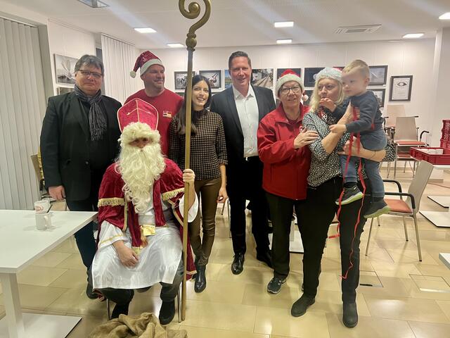 Punschstand in Forchtenstein mit Besuch vom Nikolaus. | Foto: Thomas Hoffmann