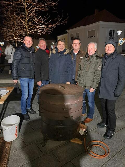 Nach dem Adventkonzert in Marz wurde zu Maroni und Glühwein eingeladen. | Foto: Gemeinde Marz
