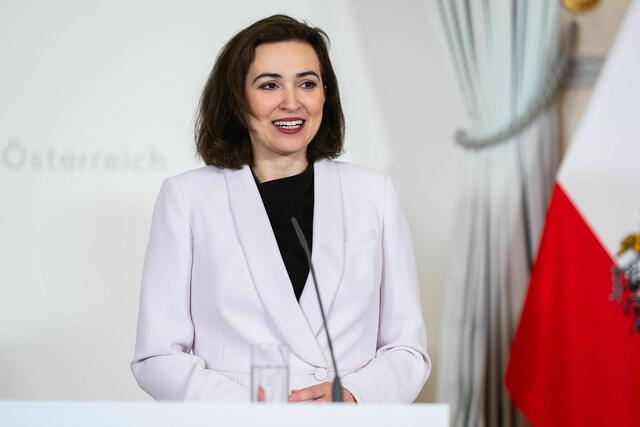 Baby-News in der Bundesregierung: Justizministerin Alma Zadić (Grüne) wurde zum zweiten Mal Mutter.  | Foto: BKA