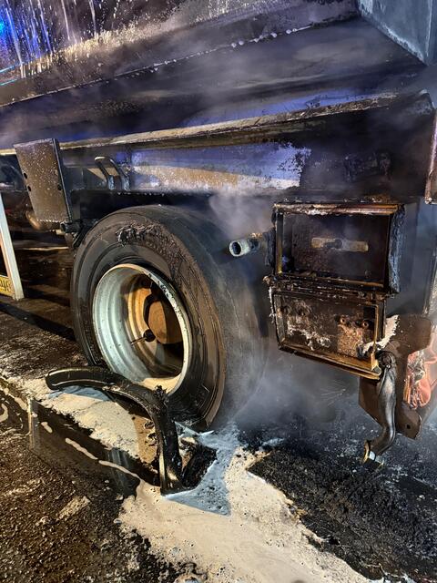 Der Fahrer des Sattelzuges bemerkte die Rauchentwicklung und fuhr in eine Pannenbucht. | Foto: TEAM FOTOKERSCHI / FEUERWEHR MARKT ST. FLORIAN