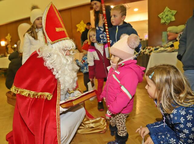 Der Hl. Nikolaus mit seinen Engerln begeistert die Kinder beim Ebenseer Weihnachtsmarkt. | Foto: Hörmandinger