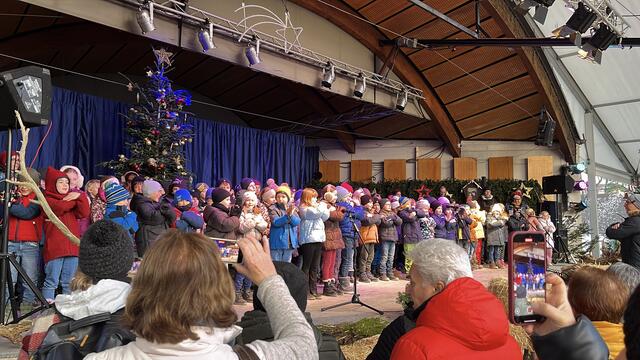 Die aufrichtige Freude der Kinder übertrug sich spürbar auf das Publikum, das mit Applaus nicht sparte.  | Foto: Alejandra Ortiz