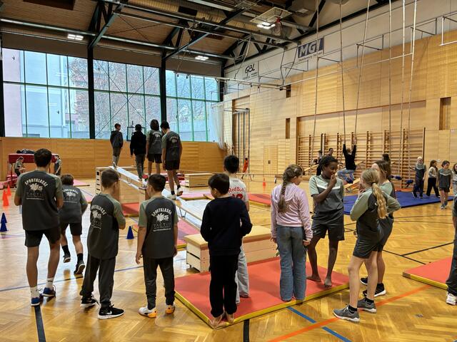 Großer Andrang herrschte auch im Turnsaal bei den Sportklassen. | Foto: Hollinger Marc