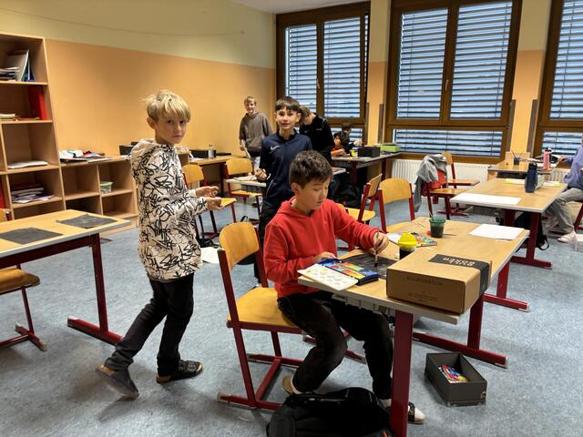 Die Volksschüler konnten den "Großen" über die Schulter blicken. | Foto: Hollinger Marc