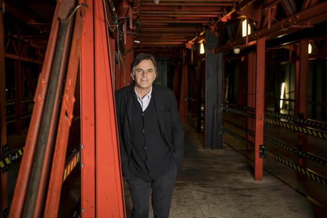 Markus Hinterhäuser ist nicht nur bei Österreichs Kulturschaffenden und Künstlern hoch anerkannt. Auch international sorgt er für bemerkenswerte Resonanz. Im Februar 2024 wurde er zum Beispiel in Paris mit der Trophée Radio Classique für seine künstlerische Leitung der Salzburger Festspiele ausgezeichnet. Für „The Greek Passion“ nahm er die Auszeichnung als „Beste Aufführung des Jahres 2023“ bei den OPER! Awards in Amsterdam entgegen. Und vom französischen Kulturministerium wurde er 2021 zum Offizier des Ordens der Künste und Literatur ernannt. | Foto: SF / Neumayer / Leopold