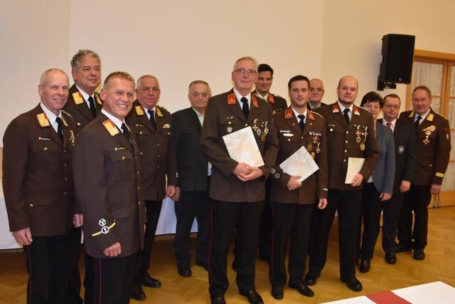Das Verdienstzeichen der 2. Stufe erhielten HBI Thomas Schwaighofer, HBI Robert Rakitnik und BM Andreas Deschmann. | Foto: BFVMZ Pusterhofer