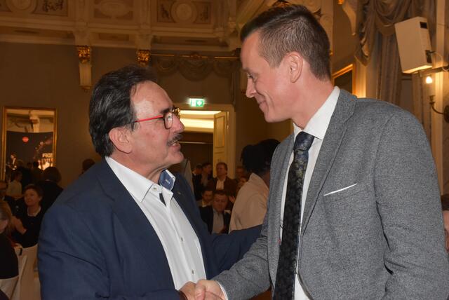 LAbg. Erich Wahl aus St. Georgen/Gusen gratguliert Menschenrechtspreisträger Heinz Wegerer. | Foto: Robert Zinterhof