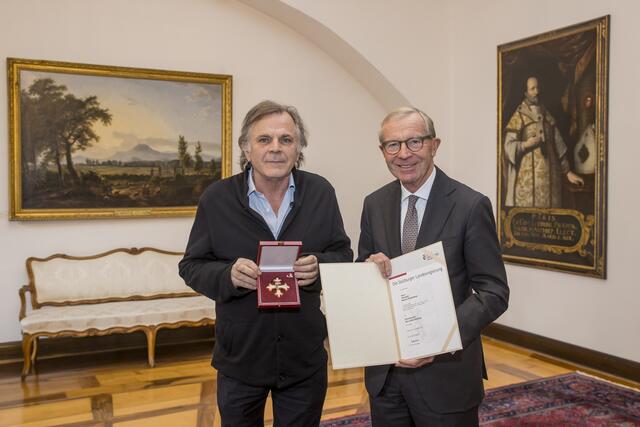 Der Intendant der Salzburger Festspiele, Markus Hinterhäuser, wurde für sein künstlerisches Wirken mit dem Ehrenzeichen des Landes ausgezeichnet. Im Bild: Markus Hinterhäuser und Landeshauptmann Wilfried Haslauer.  | Foto: Land Salzburg / Neumayr / Leopold 