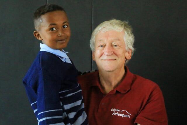  Peter Krasser mit einem der Schüler an der Ginchi Higher Primary School. | Foto: MfM