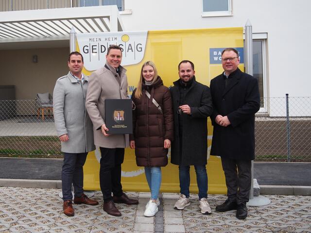 v.l.n.r. GEDESAG Vorstand Peter Forthuber, Landesabgeordneter Christoph Kaufmann, Mieterin
Janine Held, Mieter Xaver Pachner, Bürgermeister Franz Aigner | Foto: GEDESAG