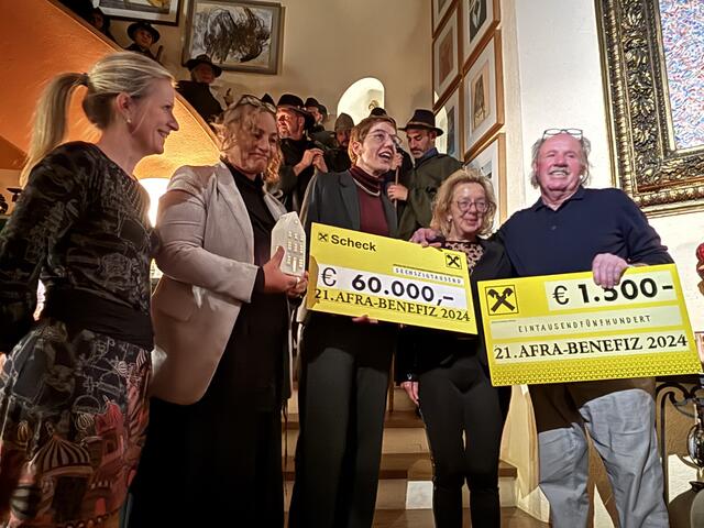 Vertreterinnen der Fraueneinrichtungen in Tirol, Gabi Plattner (Frauenhaus Tirol) und Verena Piegger (Verein Frauen helfen Frauen) dankten den Stechers für ihren großartigen Einsatz.