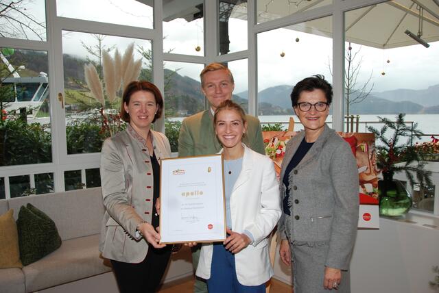 Michaela Langer-Weninger (l.) und Margit Steinmetz-Tomala überreichten die Urkunde an Juliana und Daniel Döllerer. | Foto: Steiner-Watzinger
