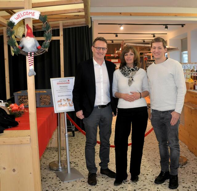 Bürgermeister Michael Maier, Marktinitiatorin und -leiterin Angie Heidenreich sowie Vizebürgermeister und Marktreferent Armin Egger | Foto: Thun