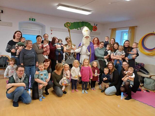 Der Nikolaus sorgte in Peuerbach für viel Freude und strahlende Augen. | Foto: Elkiz Peuerbach