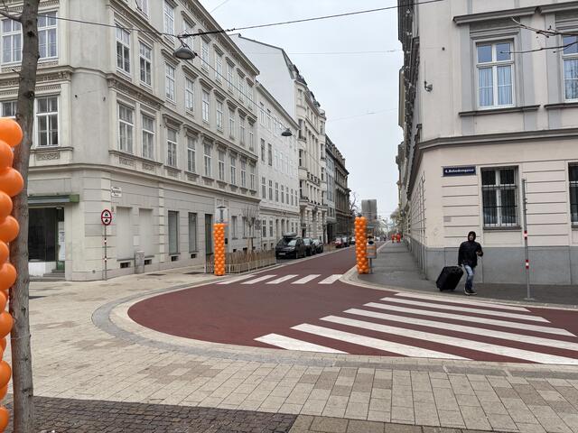 Die Argentinierstraße wurde zur Eröffnung mit Luftballons in der niederländischen Nationalfarbe geschmückt. | Foto: Tamara Winterthaler/MeinBezirk