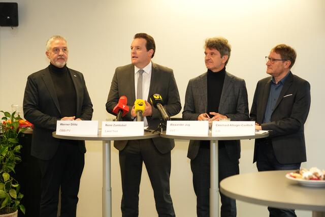 Von li. n. re. Werner Dilitz (ÖBB-Personenverkehr), René Zumtobel (Land Tirol), Alexander Jug (VVT), Ekkehard Allinger-Csollich (IVB). | Foto: Julia Perktold