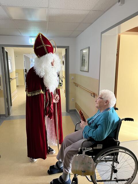 Der Nikolo (Rene Arnold) beschenkt Annemarie Rothensteine. | Foto: PBZ Klosterneuburg
