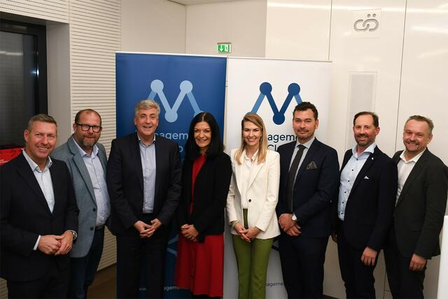 v. l.: Wolfgang Greil (Landesgeschäftsführer), Michael Frostel (Schriftführer), Christoph Khinast (Vizepräsident), Kathrin Kühtreiber-Leitner (Präsidentin), Tina Hawel (Vizepräsidentin), Patric Stadlbauer (Rechnungsprüfer), Andreas Auinger (Vizepräsident) und Markus Raml (Finanzreferent). | Foto: Julian Engelsberger