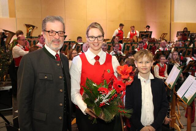 Bürgermeister Engelbert Huber und Kinder-Vizebürgermeister Patrick Bumb mit der neuen Kapellmeisterin Bernadette Planner | Foto: Cescutti
