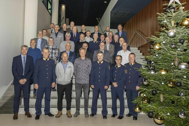 LPD Mag. Helmut Tomac (2.v.li.), LPD-Stv. GenMjr Johannes Strobl BA (3.v.re.), LPD-Stv. HR Mag. Johannes Freiseisen MA (2.v.re.) und Leiter Büro Öffentlichkeitsarbeit Obst Manfred Dummer BA (1.v.re.) mit den geehrten Polizeibediensteten | Foto: LPD Tirol