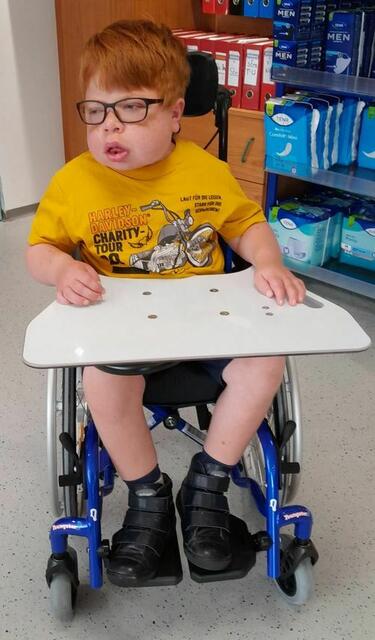 Auch in einen Rollstuhl investierte die Familie.  | Foto: Günter Dieplinger