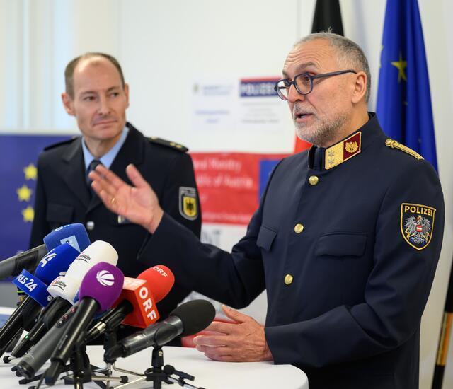 Bezirkspolizeikommandant Erwin Pilgerstorfer (r.) bei der Pressekonferenz in Passau. | Foto: Fotokerschi/Werner Kerschbaummayr