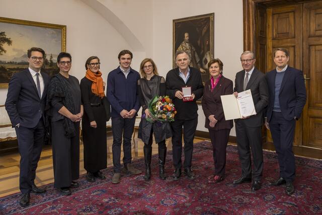 Der Intendant der Salzburger Festspiele, Markus Hinterhäuser, wurde für sein künstlerisches Wirken mit dem Ehrenzeichen des Landes ausgezeichnet. Bild (v.l.) : Lukas Crepaz, Margarethe Lasinger, Petra Gaich, Jacob Wiesmüller, Maria Wiesmüller, Markus Hinterhäuser, Helga Rabl-Stadler, Landeshauptmann Wilfried Haslauer und Florian Wiegand.  | Foto: Land Salzburg / Neumayr / Leopold 