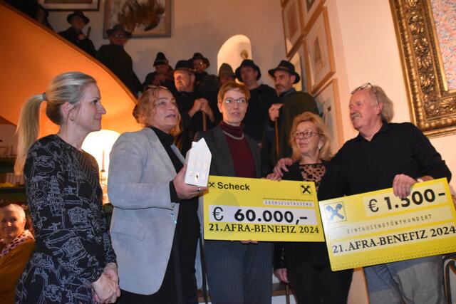 Vertreterinnen der Fraueneinrichtungen in Tirol, Gabi Plattner (Frauenhaus Tirol) und Verena Piegger (Verein Frauen helfen Frauen) dankten den Stechers für ihren großartigen Einsatz.