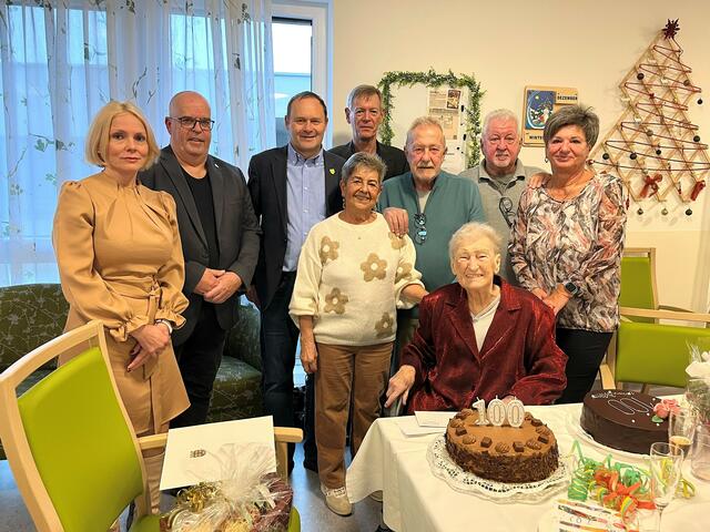 Jubilarin Margarethe Edelmann (sitzend) mit Gratulanten | Foto: Stadtgemeinde Fischamend