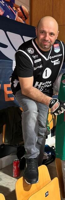 Elmir Hujdurovic sorgt mit seiner Trommel für Stimmung bei den Bulls-Spielen. | Foto: Hujdurovic