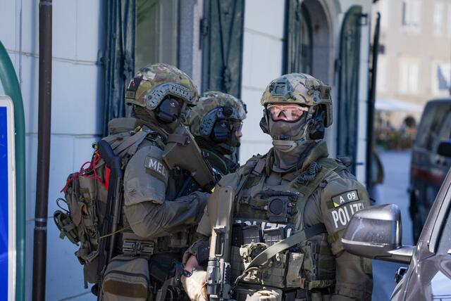 Spezialkräfte der Polizei durchsuchen derzeit das Gebäude. (Symbolbild) | Foto: fotokerschi.at