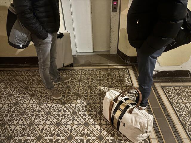 Die Urlauber warten in der Esterhazygasse 20 schon auf den Lift.  | Foto: Luca Arztmann/MeinBezirk