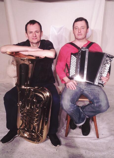 Die beiden Musiker Markus Binder und HP Falkner frönen der oberösterreichischen Volksmusik. | Foto: Markus Binder