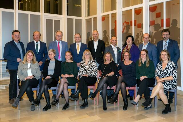 25-jähriges Dienstjubiläum
1. Reihe sitzend von li n re
Christiane Gegenbauer (Chirurgie/Gynäkologie), Heidelinde Steiner (Augen), Tamara Zohner
(Entlassungsmanagement), Martina Bareis (Aufnahmestation), Dr. Alice Hadler-Haidvogl
(Augen), Karin Henkel (Gynäkologie/Wochenstation), Verena Dorninger (Allg. Ambulanz), Eva
Wustinger (Intensiv)
2. Reihe stehend von li n re
Franz Linsbauer (Abg. zum NÖ Landtag), Dr. Andreas Reifschneider (Geschäftsführer Gesundheit
Waldviertel GmbH), Prim. Univ.-Prof. Dr. Martin Breitenseher (Ärztlicher Direktor), OA Dr. Ewald
Siegl (Institut für Physikalische Medizin, Rehabilitation und Arbeitsmedizin), OA Dr. Peter Bergolth
(Innere Medizin), Ing. Josef Kierberger (Verwaltung-IKT), Mag. Elisabeth Klang (Pflegedirektorin),
Mag. Franz Huber (Kaufmännischer Direktor), Bürgermeister Mag. Gerhard Lentschig | Foto: Klinikum Horn