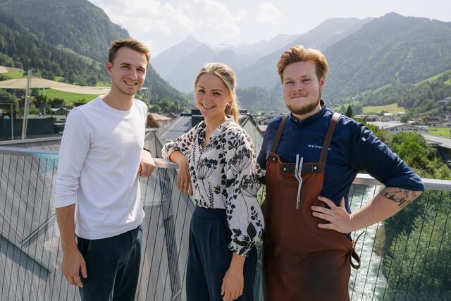 Christoph Wagner (gastronomischer Leiter des Weitblick Kaprun), Paula Bründl und Johann (Küchenchef). | Foto: Manuel Horn